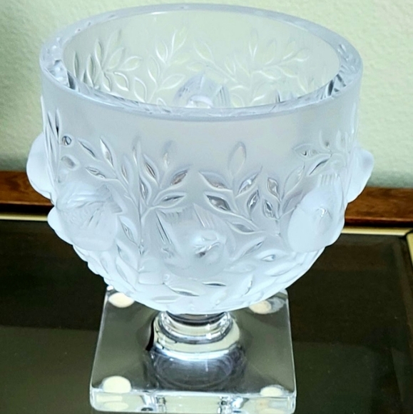LALIQUE MADE IN FRANCE VINTAGE, ALL HAND CRAFTED VASE.